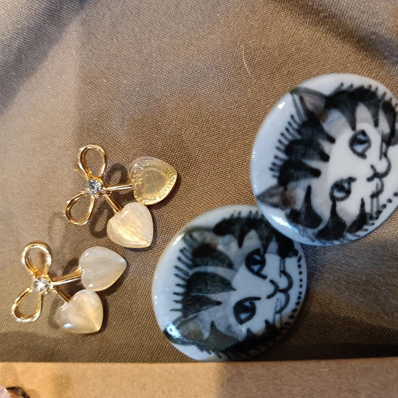 Assorted Earrings Set with Turquoise Color  One White Cloisonne Bangle - Picture 6 of 10